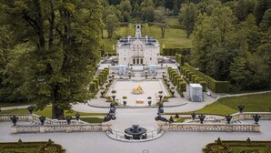 A grand estate with a symmetrical garden, a central fountain, and statues. - Berghof Vacation Rentals, Dorfblick Apartment, Zugspitz Region (Bad Kohlgrub)