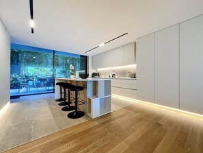 Wasserkocher mit Kaffee-/Teezubehör, Kühlschrank, Mikrowelle, Ofen