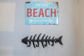 A wall-mounted sign with 'TO THE BEACH' and a fish-shaped hook. - The Brighton Loft Studio, 30 sec to the sea (Brighton and Hove)