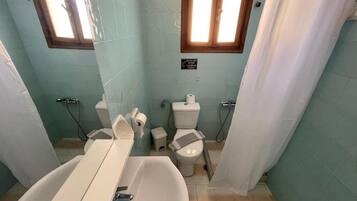 Doppelzimmer, Balkon, Meerblick | Badezimmer