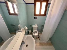 Habitación doble, balcón, vistas al mar | Baño | Ducha, toallas, jabón y champú