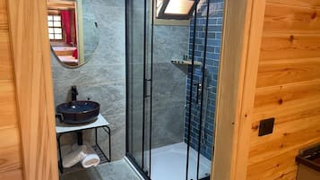 Deluxe-Chalet, Talblick | Badezimmer | Dusche, Haartrockner, Hausschuhe, Handtücher