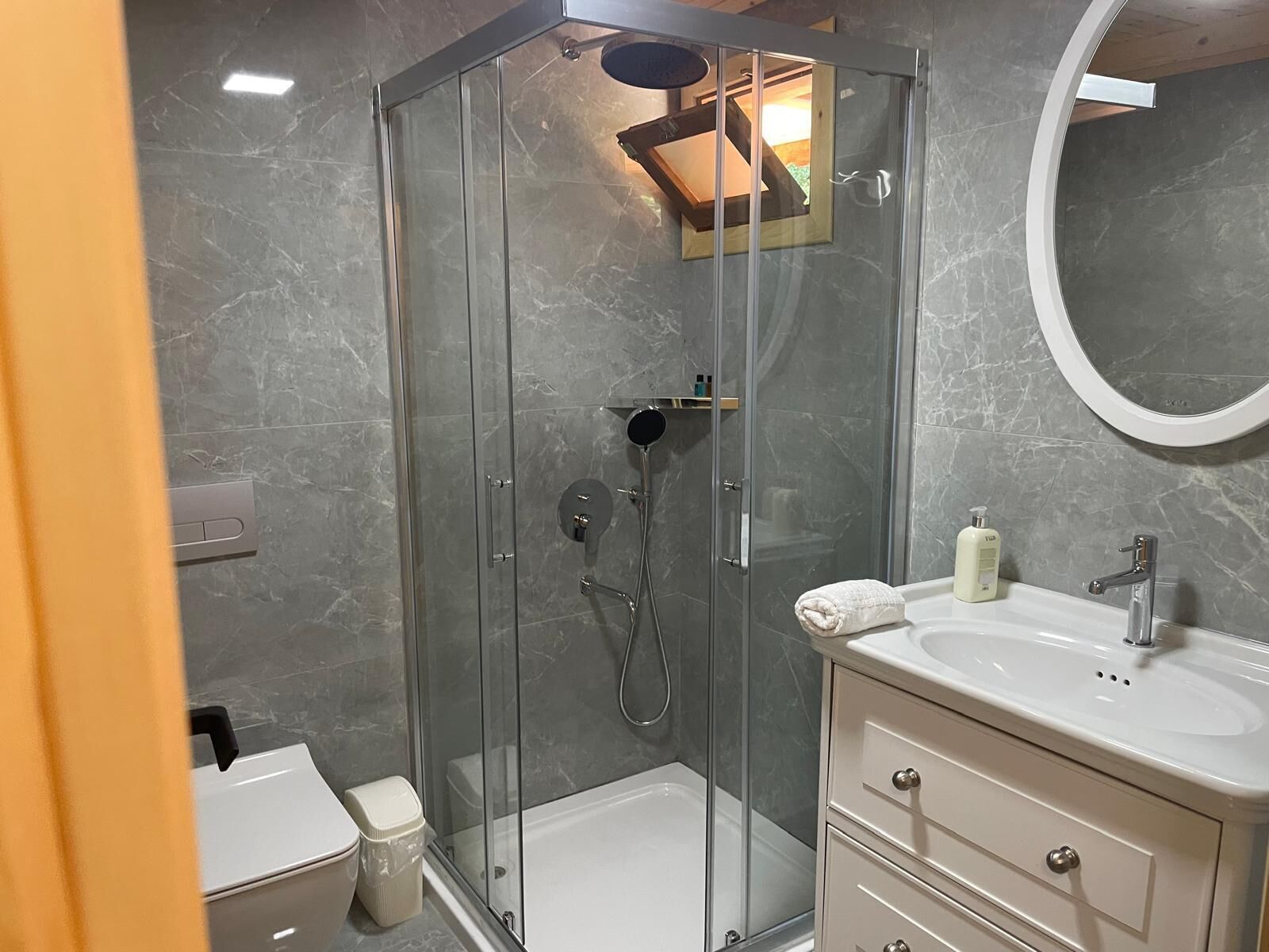 Chalet Deluxe, vue sur la vallée | Salle de bain | Douche, séchoir à cheveux, pantoufles, serviettes fournies