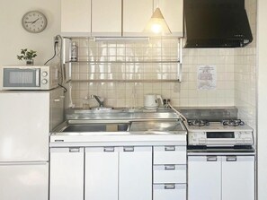 Réfrigérateur, micro-ondes, plaque de cuisson, bouilloire électrique