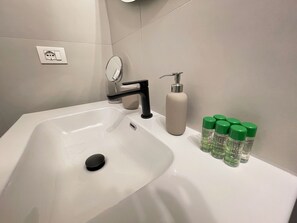 Regadera, secadora de cabello, bidet, toallas