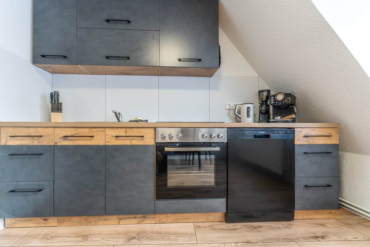 Coffee/tea maker, fridge, oven, stovetop