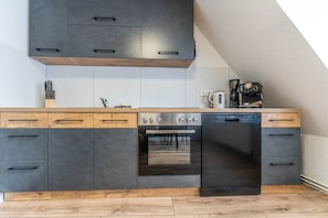 Coffee/tea maker, fridge, oven, stovetop - Bright & Cozy Apartment with Harbor View in Varel (Varel)