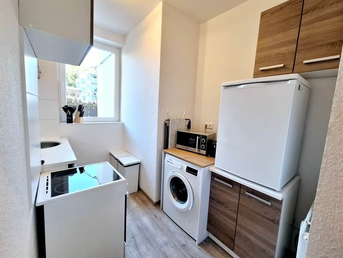 Wasserkocher mit Kaffee-/Teezubehör, Kühlschrank, Mikrowelle, Ofen