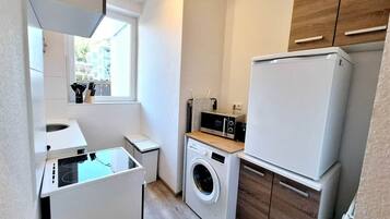 Wasserkocher mit Kaffee-/Teezubehör, Kühlschrank, Mikrowelle, Ofen