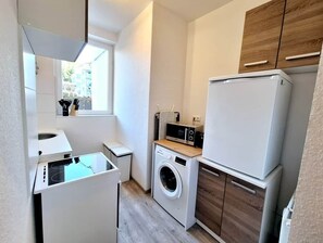 Coffee/tea maker, fridge, microwave, oven - Harbour Soul - 3-Room Apartment + Kitchen & Balcony (Wilhelmshaven)