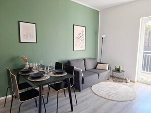 Dining - Harbour Soul - 3-Room Apartment + Kitchen & Balcony (Wilhelmshaven)