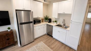 Coffee/tea maker, fridge, microwave, dishwasher