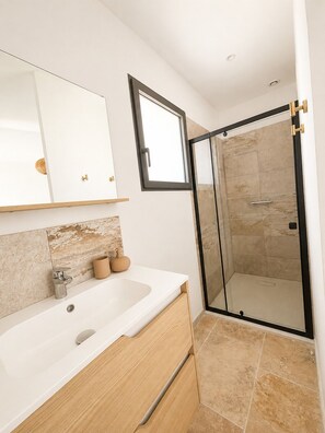 Dusche, Handtücher, Toilettenpapier