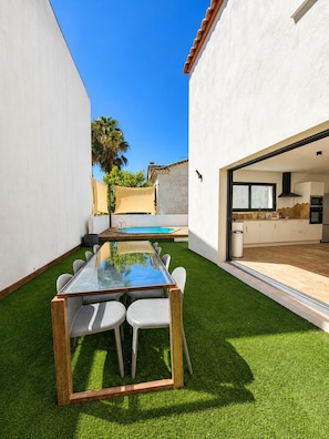 Outdoor dining - New villa with a private pool • 3 bedrooms with private bathrooms (Clarensac)