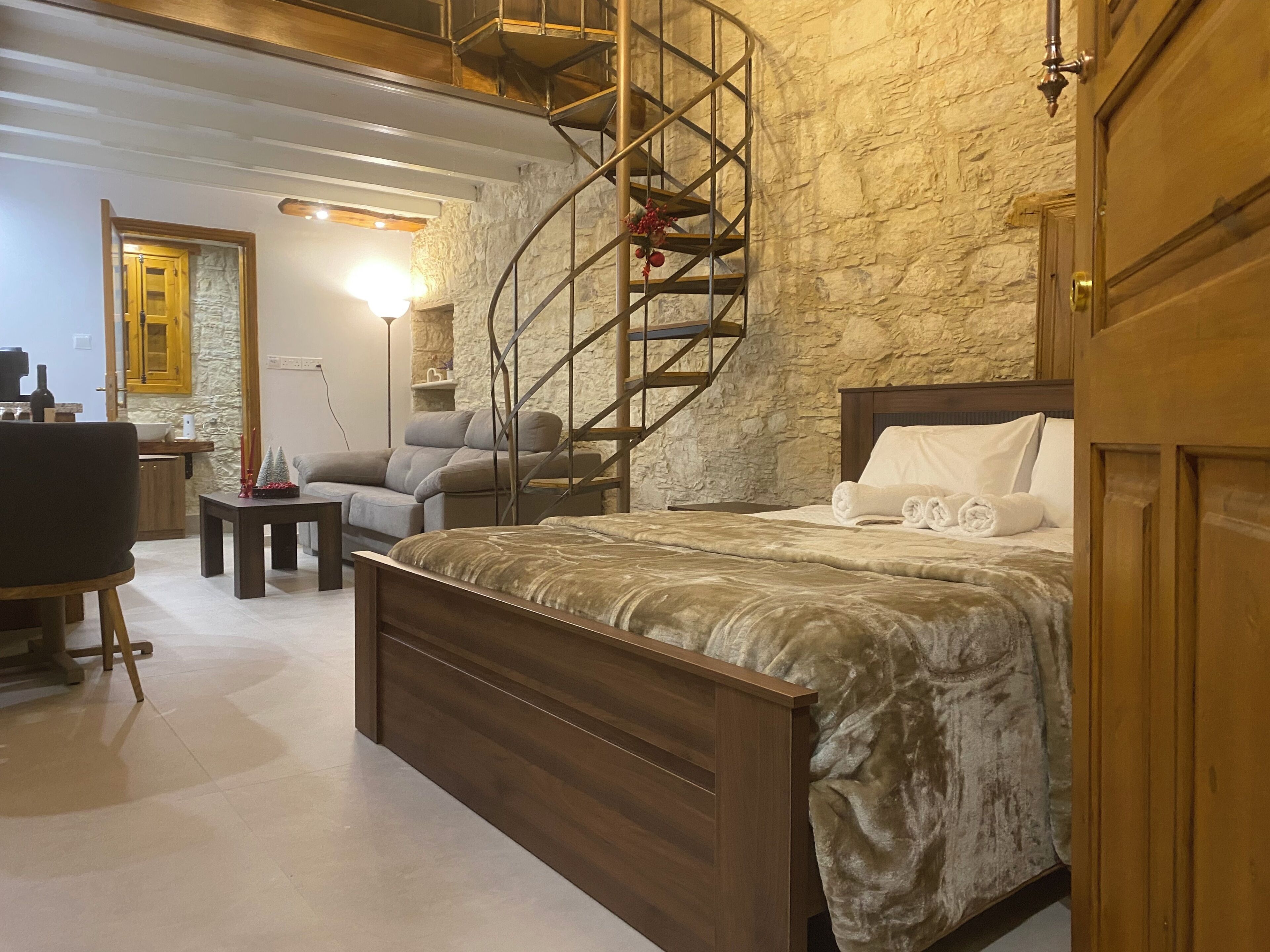 Deluxe Double Room, Patio, Courtyard View | Living area