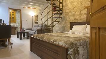 Deluxe Double Room, Patio, Courtyard View | Living area