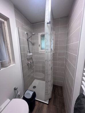 Dusche, Bidet, Handtücher, Seife