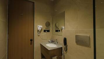 Chambre avec lits jumeaux, balcon, vue sur la ville | Salle de bain | Baignoire, articles de toilette (gratuits), savon, shampooing