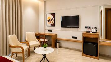 Habitación Premium doble, balcón | Espacio para trabajar con un portátil y wifi gratis