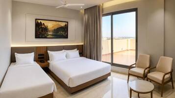 Chambre avec lits jumeaux, balcon, vue sur la ville | Accès au Wi-Fi (inclus)