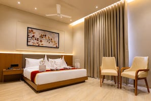 Habitación Premium doble, balcón | Espacio para trabajar con un portátil y wifi gratis