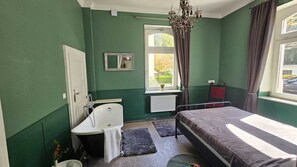 Iron/ironing board, WiFi, bed sheets - Vrbo Property (Saarbrücken)