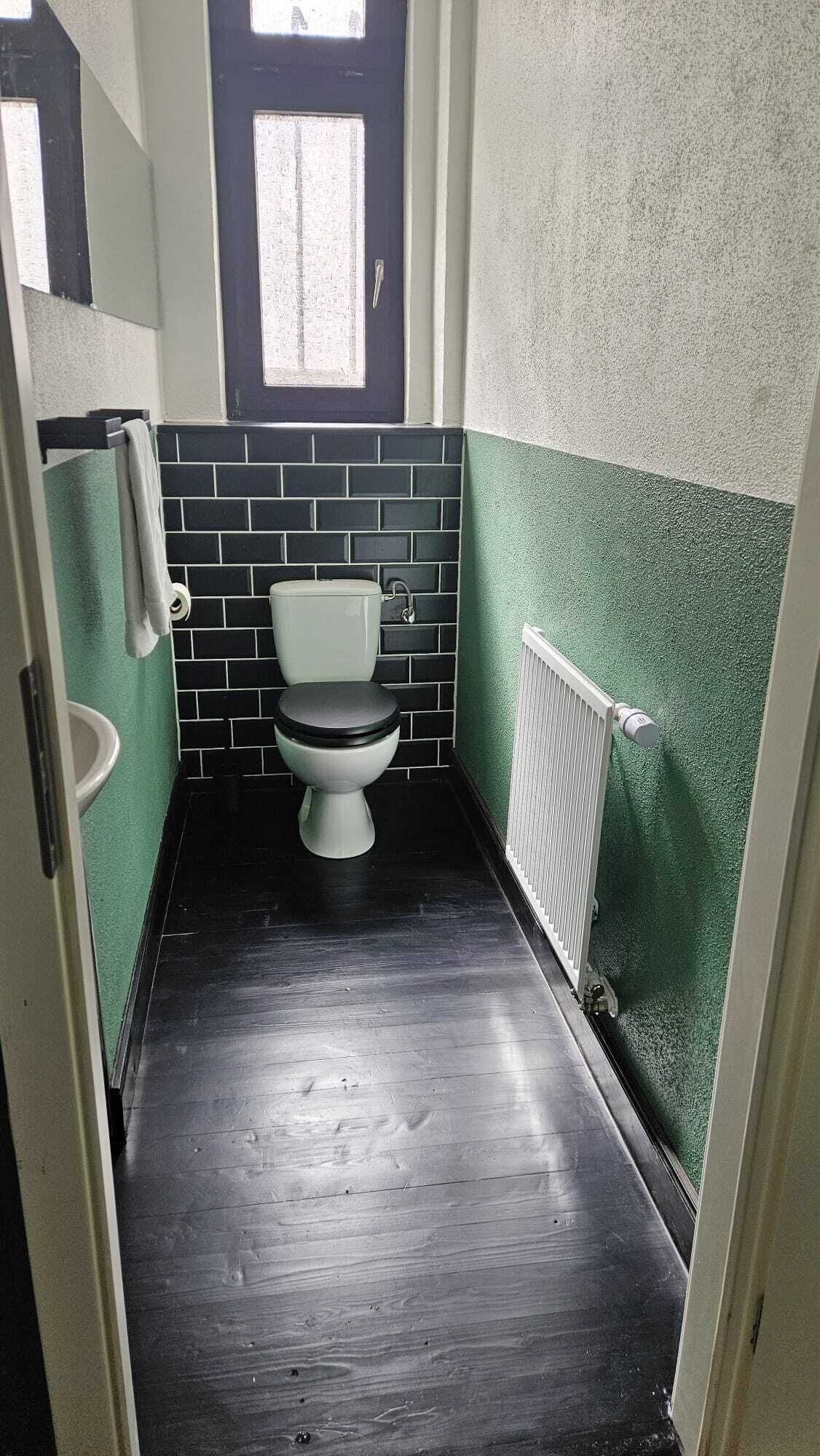 Haartrockner, Handtücher, Seife, Toilettenpapier