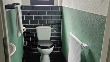 Haartrockner, Handtücher, Seife, Toilettenpapier