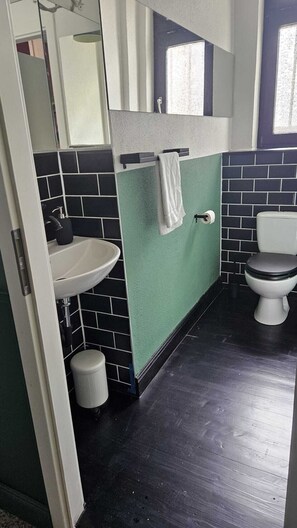 Hair dryer, towels, soap, toilet paper - Room in an older building - freestanding bathtub + parking space - entrance through a secret door (Saarbrücken)