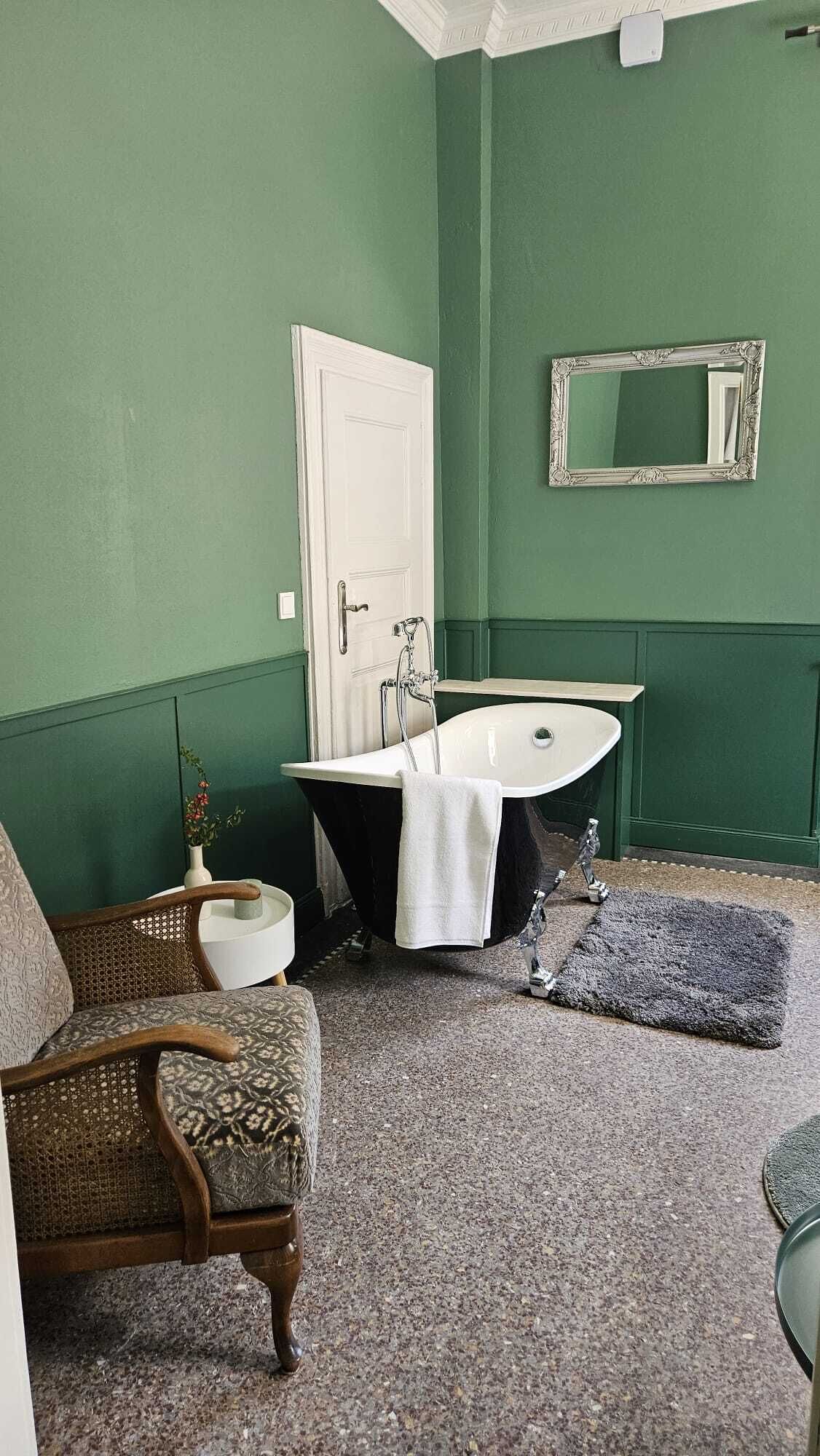 Sèche-cheveux, serviettes fournies, savon, papier toilette