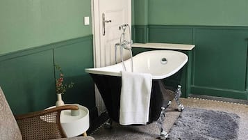 Sèche-cheveux, serviettes fournies, savon, papier toilette