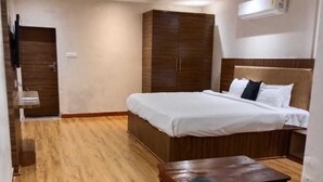 Habitación Elite, vista al jardín | Escritorio, espacio para trabajar con laptop y wifi gratis