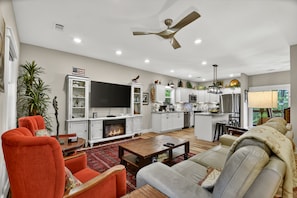 Smart TV - Perfect romantic cabin rental in Ellijay. Hot tub, firepit, small dog-friendly. Free WiFi (Ellijay)