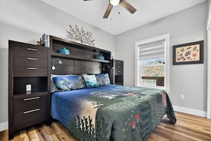 Iron/ironing board, free WiFi, bed sheets - Perfect romantic cabin rental in Ellijay. Hot tub, firepit, small dog-friendly. Free WiFi (Ellijay)