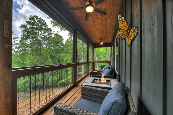 Property grounds - Perfect romantic cabin rental in Ellijay. Hot tub, firepit, small dog-friendly. Free WiFi (Ellijay)