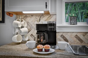 Coffee/tea maker, fridge, microwave, oven - Perfect romantic cabin rental in Ellijay. Hot tub, firepit, small dog-friendly. Free WiFi (Ellijay)