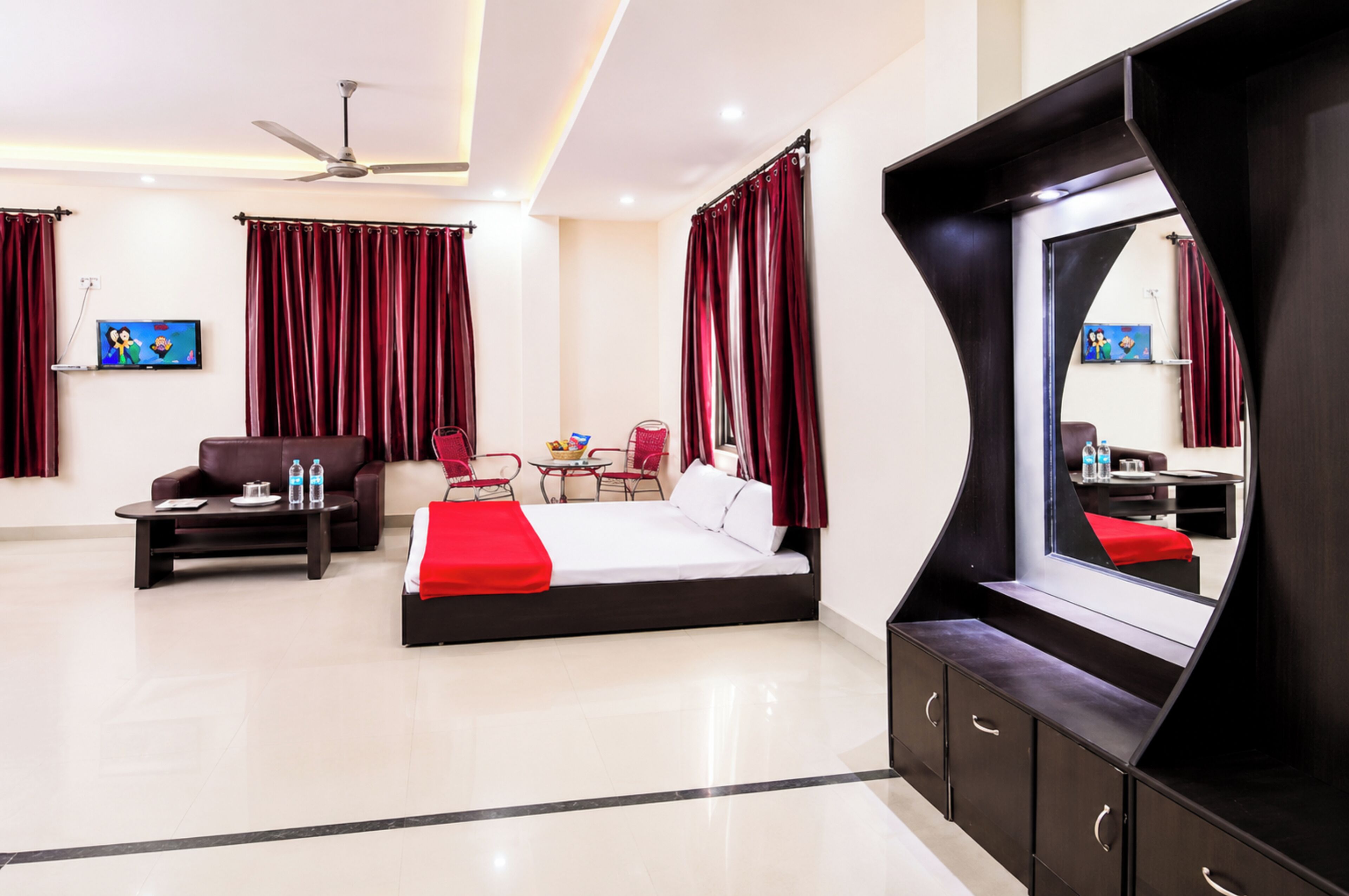 Hypo-allergenic bedding, desk, soundproofing, free WiFi