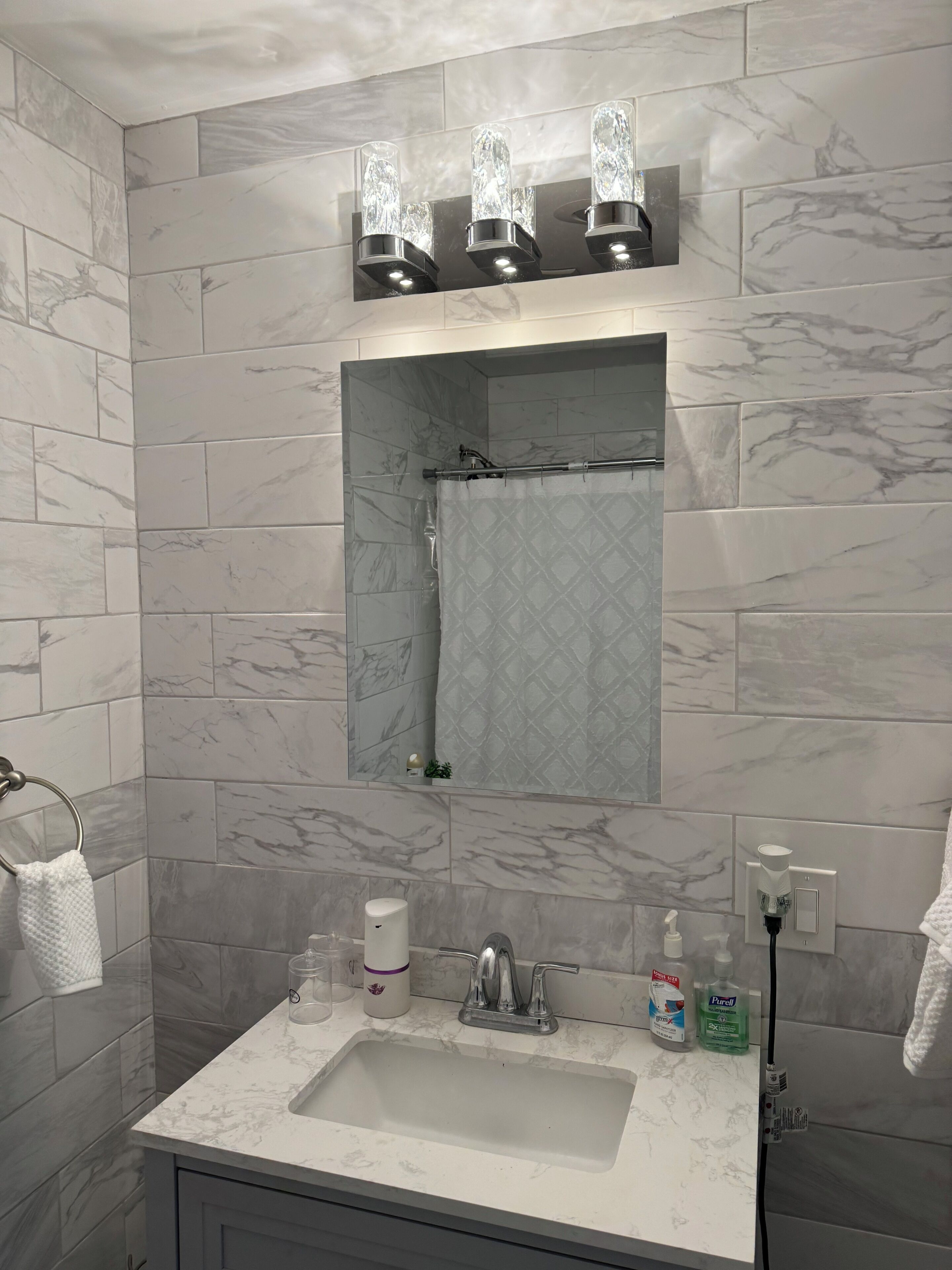 Shower, hair dryer, bidet, towels