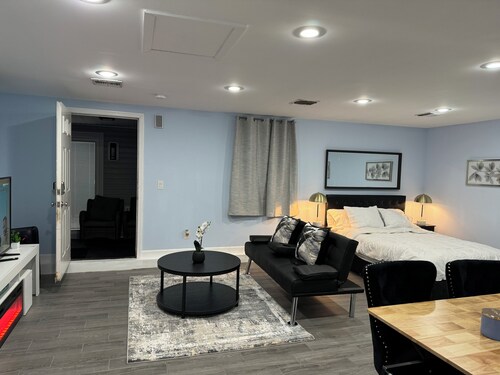 Cozy Modern Studio - Near MacArthur Airport