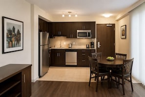 Junior Room | Private kitchen | Fridge, microwave, oven, stovetop - Lumen Gate Hotel (Toronto)