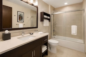 Junior Room | Bathroom | Free toiletries, hair dryer, towels, soap - Lumen Gate Hotel (Toronto)