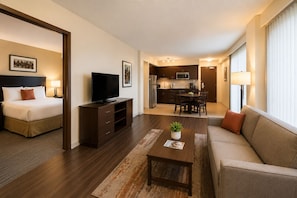 Junior Room | Living area - Lumen Gate Hotel (Toronto)