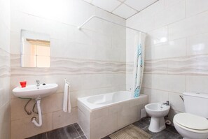 Haartrockner, Bidet, Handtücher, Toilettenpapier