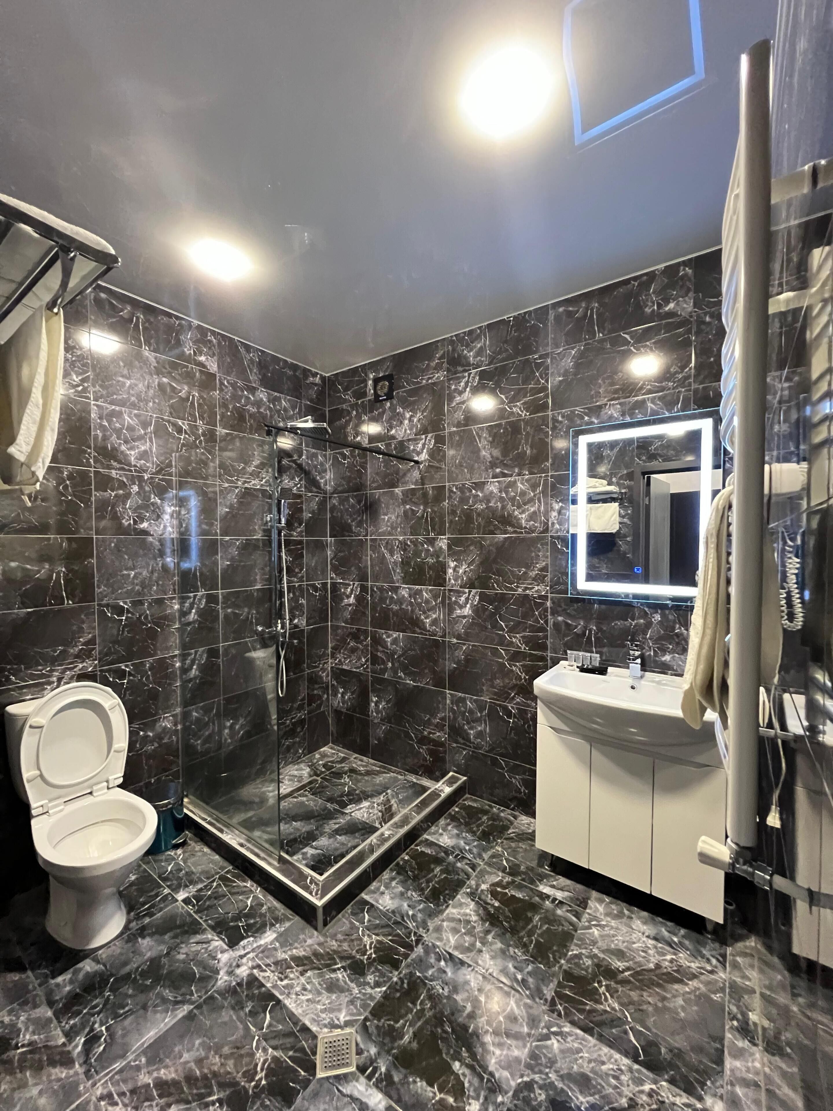 Dusche, Haartrockner, Handtücher, Seife