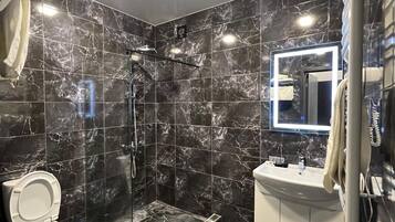 Dusche, Haartrockner, Handtücher, Seife