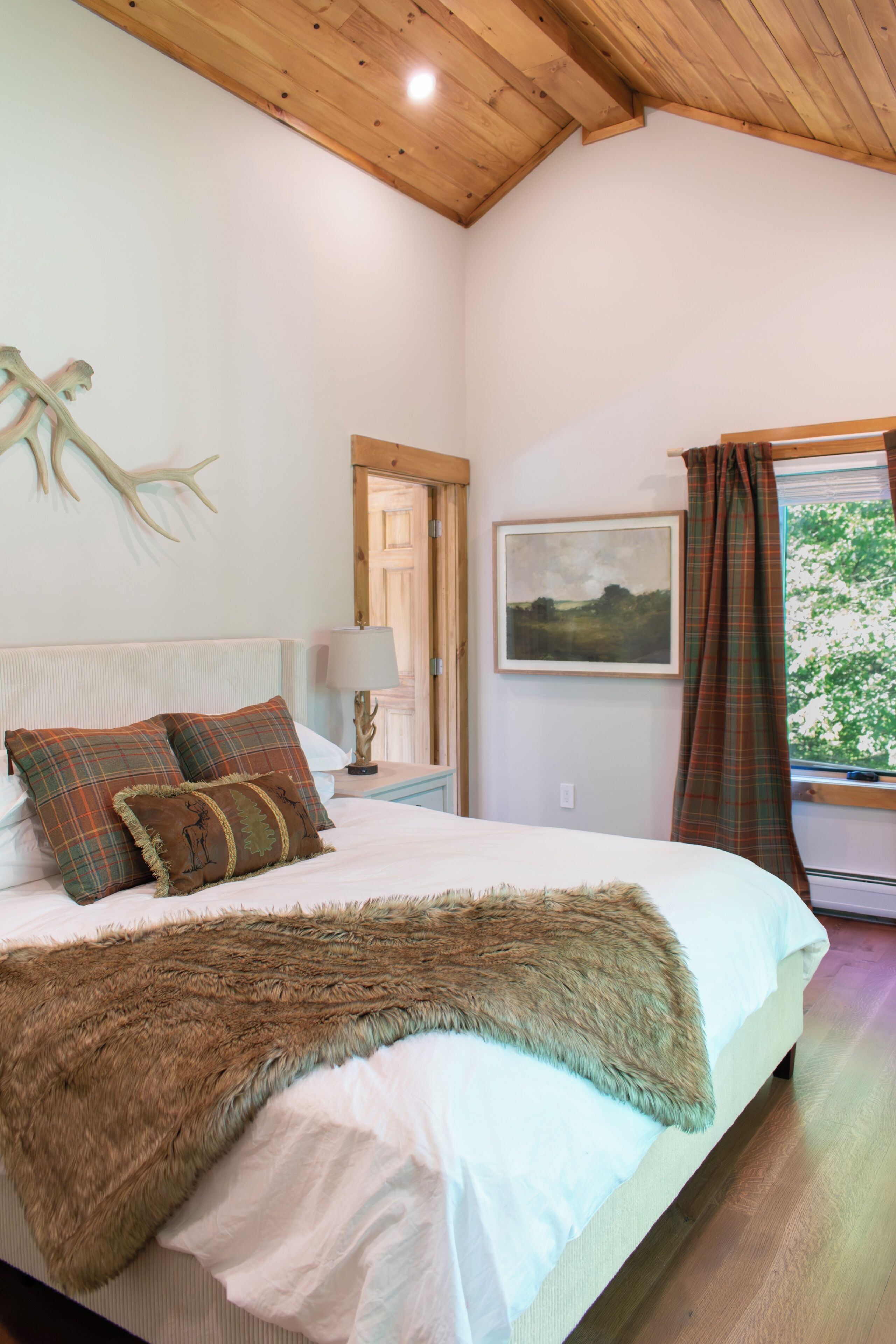 5 bedrooms, WiFi (free), bed sheets