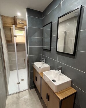 Bathroom - Vrbo Property (Saint-Eustache)