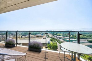 A balcony with a view of a cityscape, including roads and greenery. - The London Horizon with Air-con (London)
