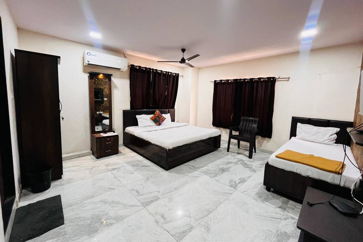 Family Room | Desk, laptop workspace, free WiFi