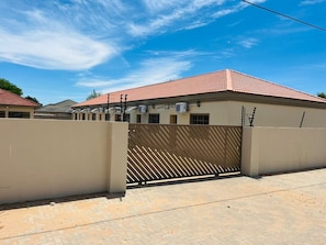 Property grounds - Modern, Secure & Spotless Apartment in Palapye (Palapye)